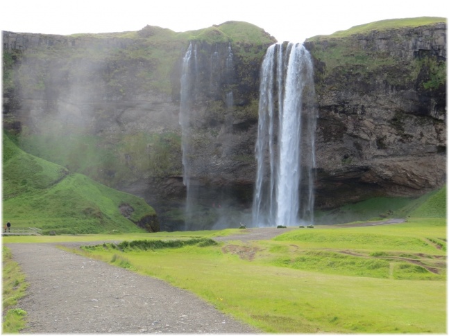 islande040.jpg - Cascade de Seljalandsfoss
