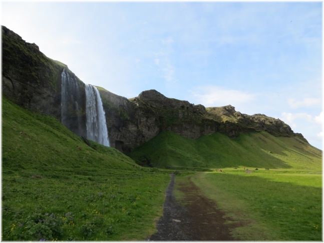 islande045.jpg - Cascade de Seljalandsfoss
