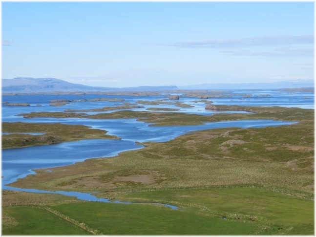 islande140.jpg - Vue depuis la montagne sainte du Helgafell
